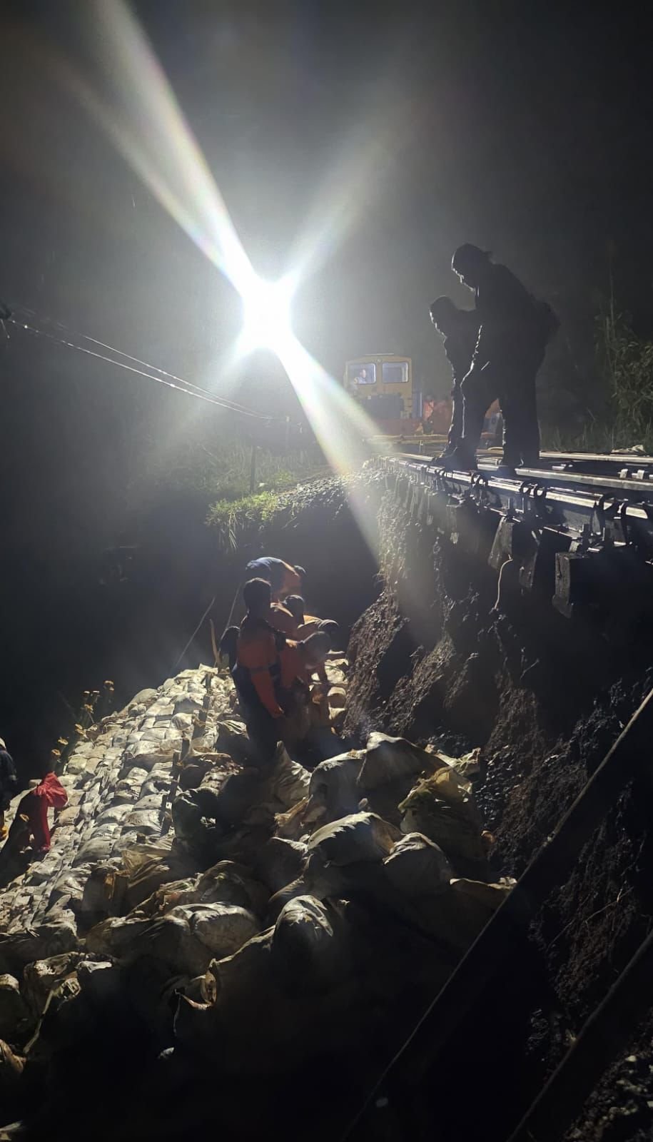 Hujan deras dengan intensitas tinggi membuat perlintasan Kereta Api di petak Jalan Cibeber-Lampegan, tepatnya di KM 73+9/0, mengalami penggerusan atau gogosan pada Rabu 22 April 2026 malam.
