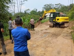 Alat Berat Diturunkan Evakuasi Tanah Longsor di Cibeber Cianjur