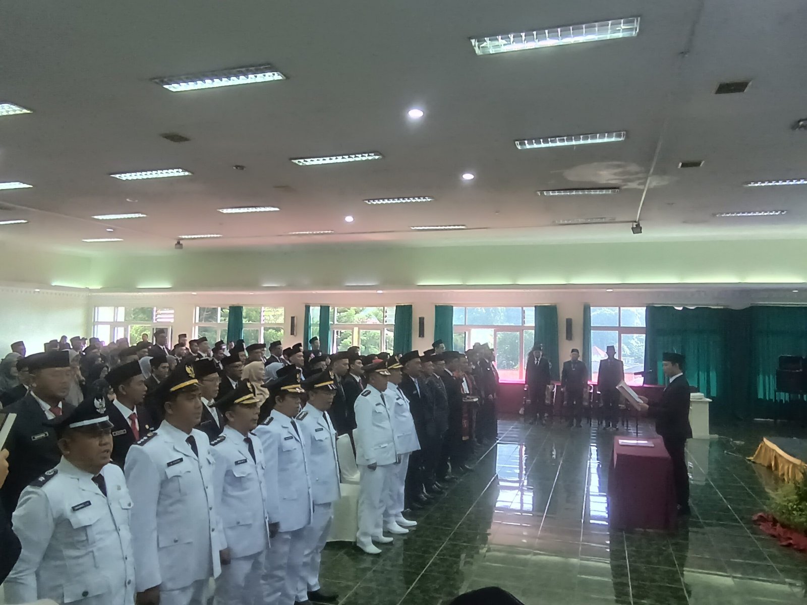 Bupati Cianjur, Mohammad Wahyu Ferdian melantik serta mengambil sumpah pejabat pratama, administrator, sekaligus pengangkatan CPNS menjadi PNS di sebuah hotel kawasan Puncak, Rabu 29 April 2026
