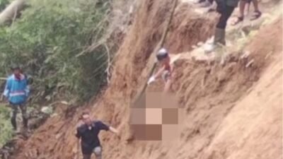 EVAKUASI JENAZAH: Petugas bersama relawan terkait dan masyarakat berhasil mengevakuasi satu makam, dan segera dipindahkan ke tempat lain.