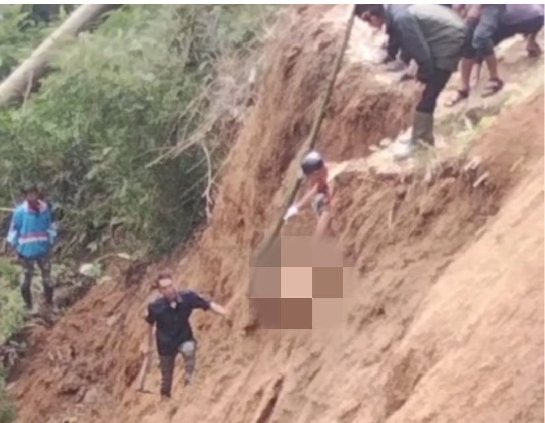 EVAKUASI JENAZAH: Petugas bersama relawan terkait dan masyarakat berhasil mengevakuasi satu makam, dan segera dipindahkan ke tempat lain.