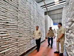 Presiden Prabowo Tinjau Gudang Bulog Danurejo, Pastikan Stok Beras Aman