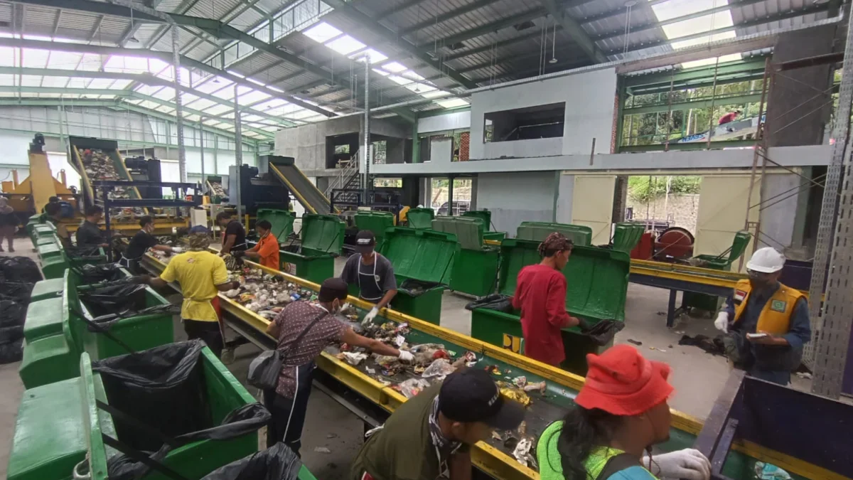 PENGOLAHAN SAMPAH: Tempat Pengolahan Sampah Terpadu (TPST) yang berada di Desa Mekarsari, Kecamatan Cikalongkulon, Kabupaten Cianjur.