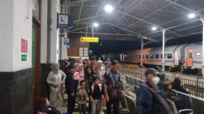 Banjir Cibeber Bikin KA Siliwangi Tujuan Sukabumi Tertahan di Stasiun Cianjur, KAI Sampaikan Permintaan Maaf