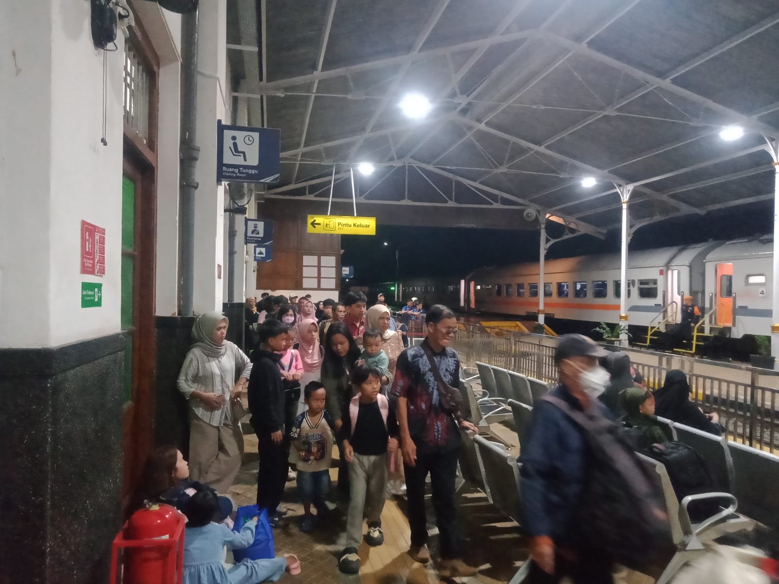 Banjir Cibeber Bikin KA Siliwangi Tertahan Tujuan Sukabumi di Stasiun Cianjur, KAI Sampaikan Permintaan Maaf