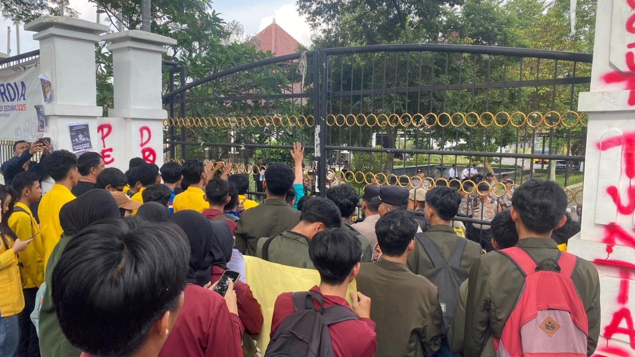 Aliansi Badan Eksekutif Mahasiswa (BEM) Cianjur menggelar aksi unjuk rasa sebagai bentuk keprihatinan sekaligus kemarahan atas dugaan pelanggaran hak sipil yang dialami seorang aktivis, Andrie Yunus, Rabu 8 April 2026.