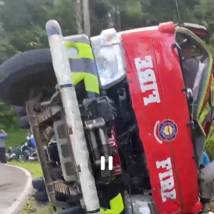 mobil damkar terguling