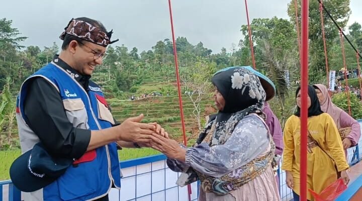 Jembatan 'Titian Persatuan" penghubung antara Kampung Cilonok, Desa Cilangari, Kecamatan Gununghalu, Kabupaten Bandung Barat (KBB) dengan Kampung Jamilega, Desa Sukasirna, Kecamatan Campakamulya, Kabupaten Cianjur, diresmikan Anies Baswedan, Minggu 19 April 2026.