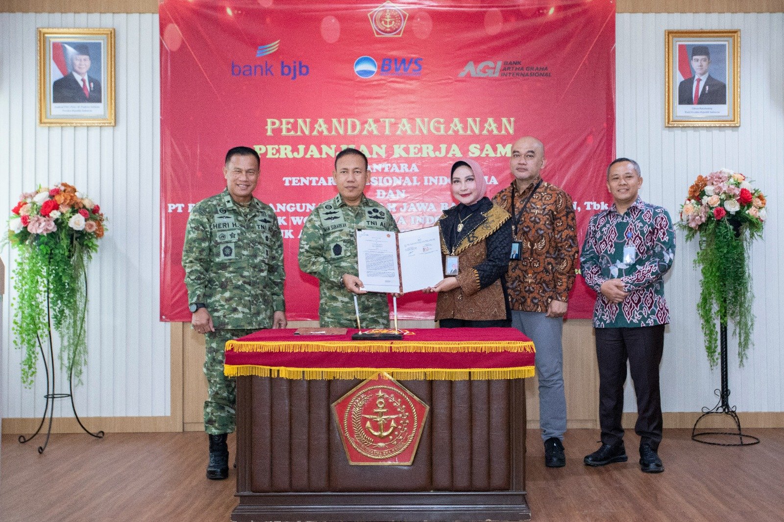 bank bjb kembali memperkuat sinergi strategis dengan Mabes TNI melalui penandatanganan perpanjangan perjanjian kerja sama layanan keuangan yang dilaksanakan di Mabes TNI, Cilangkap, Kamis 9 April 2026.