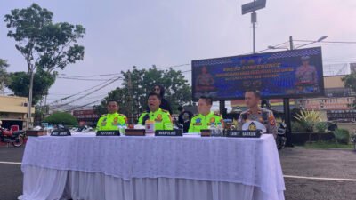 Kapolres Cianjur, AKBP Alexander Yurikho Hadi saat menggelar konferensi pers di halaman Mapolres Cianjur, Rabu 22 April 2026.