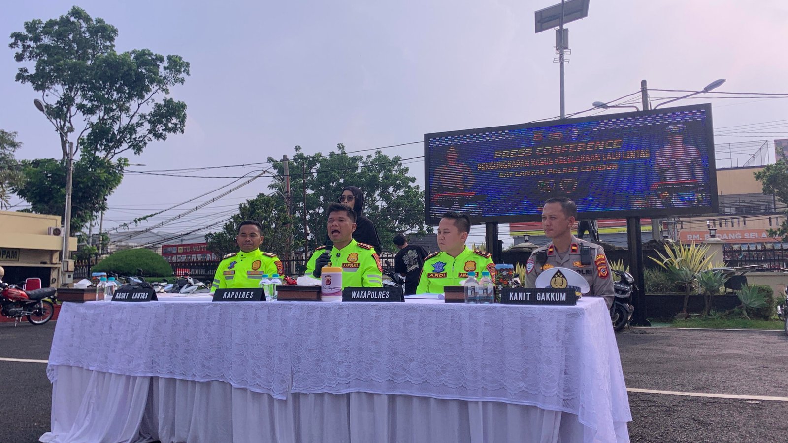 Kapolres Cianjur, AKBP Alexander Yurikho Hadi saat menggelar konferensi pers di halaman Mapolres Cianjur, Rabu 22 April 2026.
