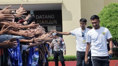 Pemain Persib Bandung asal Cianjur, Kakang Rudianto dan Robi Darwis disambut meriah oleh bobotoh dan warga saat menghadiri kegiatan Mapag Jawara yang dipusatkan di Mapolres Cianjur, Selasa 26 Mei 2026.(Foto: Cianjur Ekspres/Rikzan Rezkyesa Azhari)