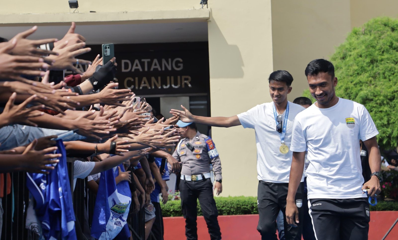 Pemain Persib Bandung asal Cianjur, Kakang Rudianto dan Robi Darwis disambut meriah oleh bobotoh dan warga saat menghadiri kegiatan Mapag Jawara yang dipusatkan di Mapolres Cianjur, Selasa 26 Mei 2026.(Foto: Cianjur Ekspres/Rikzan Rezkyesa Azhari)