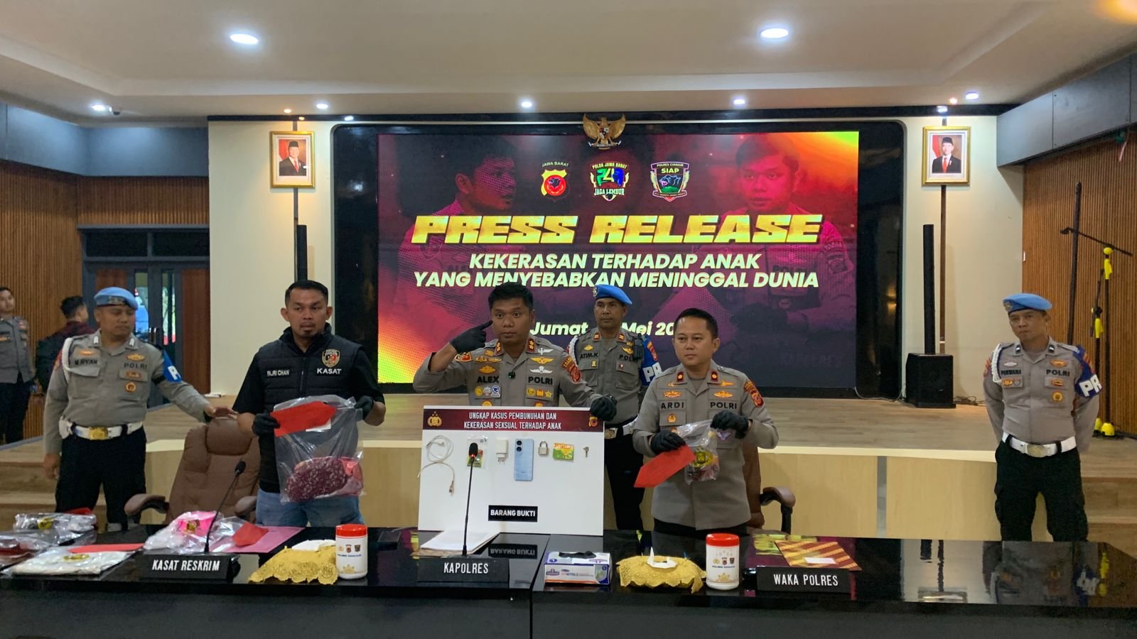 Polres Cianjur berhasil menangkap tersangka pembunuhan terhadap SH (16) yang ditemukan tewas di rumah kontrakan dalam kondisi mulut berbusa dan hidung serta kemaluan mengeluarkan darah di Kampung Sindangsari, Desa Ciramagirang, Kecamatan Cikalongkulon.