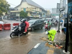 Hujan Deras Sebabkan Drainase Meluap hingga Sempat Macetkan Arus Kendaraan di Cipanas