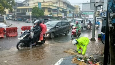 Hujan Deras Sebabkan Drainase Meluap hingga Sempat Macetkan Arus Kendaraan di Cipanas