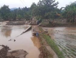 Aliran Sungai Meluap, Jembatan Antar Kampung di Cibeber Terputus