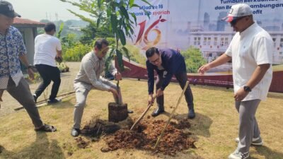 BJB Syariah Tanam 100 Pohon di Perumahan Sukarame Regency