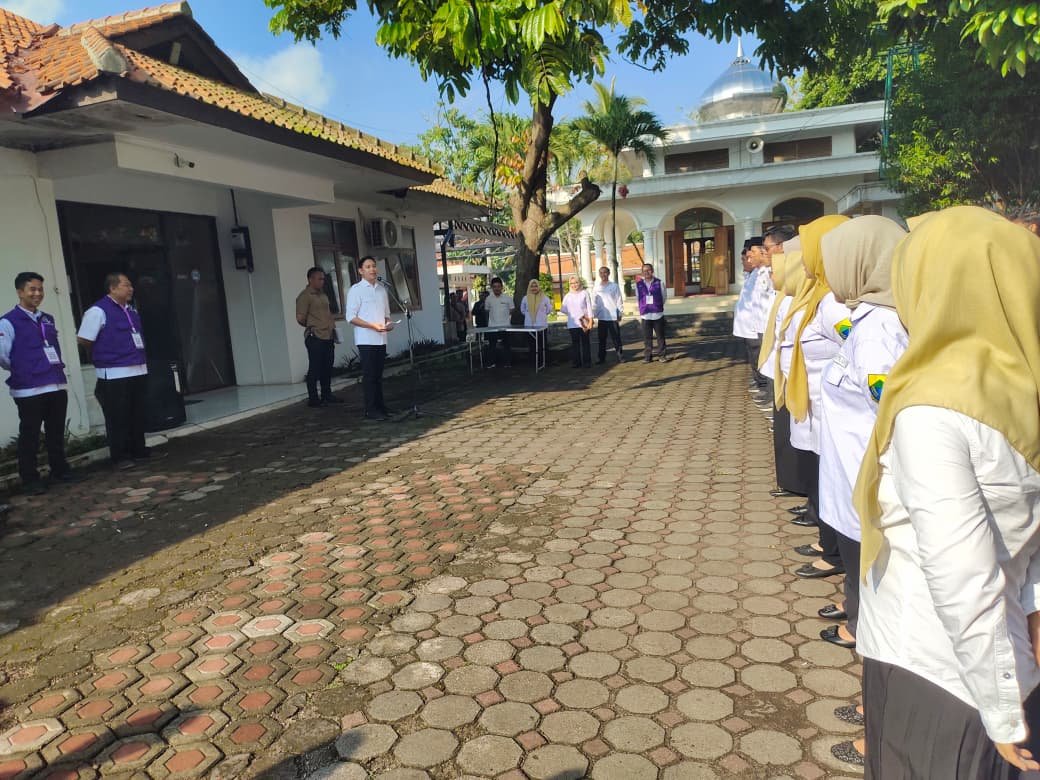 Bupati Cianjur, Mohammad Wahyu Ferdian melepas tim siaga pemeriksaan hewan kurban di halaman Kantor Dinas Peternakan, Kesehatan Hewan, dan Perikanan (DPKHP) Kabupaten Cianjur, Selasa 19 Mei 2026.