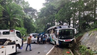 Tampak proses evakuasi bus AKAP yang mengalami kecelakaan di Cugenang, Cianjur.(Cianjur Ekspres/Fauzi Noviandi)