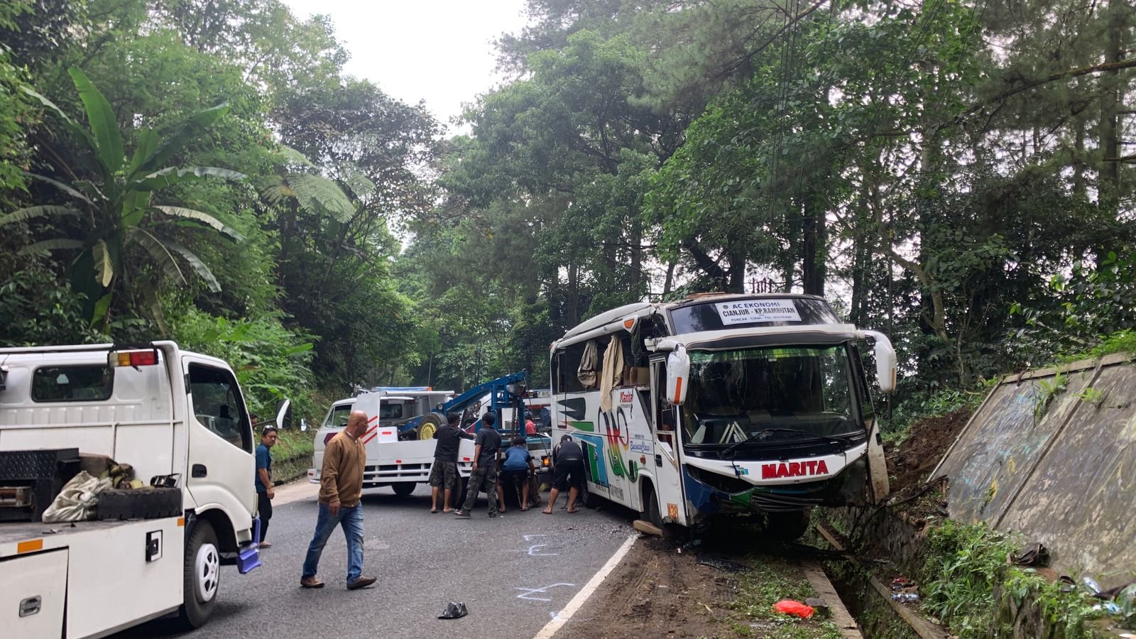 Tampak proses evakuasi bus AKAP yang mengalami kecelakaan di Cugenang, Cianjur.(Cianjur Ekspres/Fauzi Noviandi)