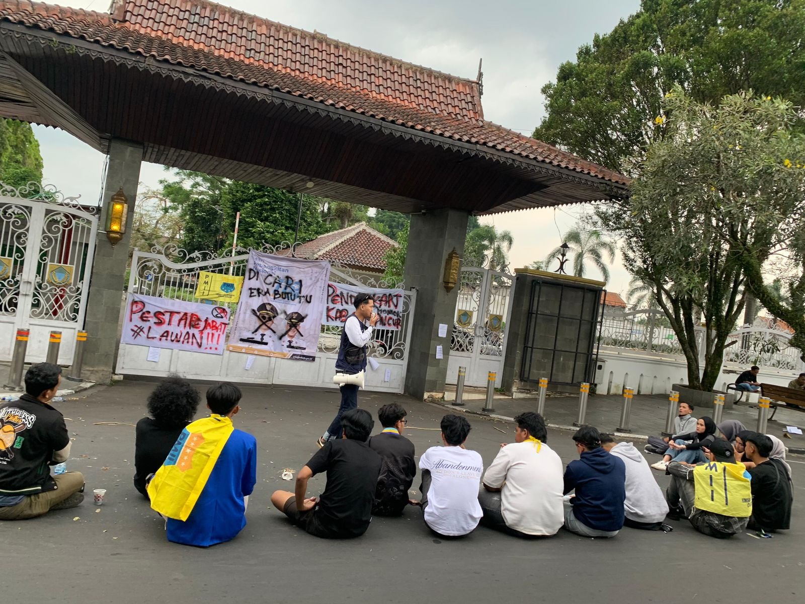 Pergerakan Mahasiwa Islam Indonsia (PMII) Komisariat STISIP Guna Nusantara Cianjur menggelar aksi unjuk rasa di depan Kantor Pemerintah Kabupaten (Pemkab) Cianjur, Jumat 22 Mei 2026.