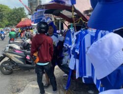 Pedagang Atribut Persib Raup Rezeki di Momen Mapag Jawara Cianjur