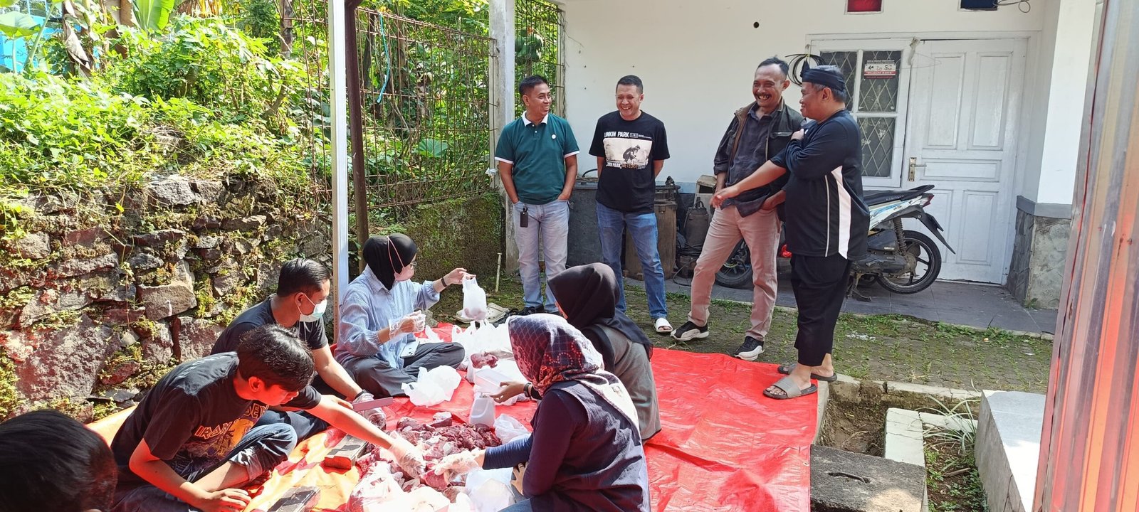 Perumdam Tirta Mukti Kabupaten Cianjur melaksanakan kegiatan penyembelihan hewan kurban memperingati Hari Raya Iduladha 1447 Hijriah.