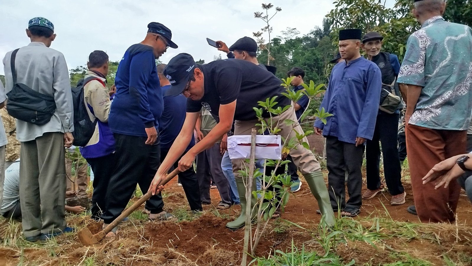Ratusan warga bersama Jemaat Ahmadiyah Indonesia (JAI) dan Yayasan Alam Lestari Asih Sesama (ALAS) melakukan aksi penghijauan dengan menanam berbagai jenis pohon produktif di Kampung Neglasari, Desa Sukadana, Kecamatan Campaka, Kabupaten Cianjur, Sabtu 30 Mei 2026.