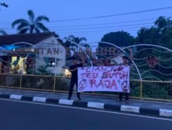 Spanduk “Cianjur Teu Butuh Raja” Muncul di Tengah Kirab Budaya