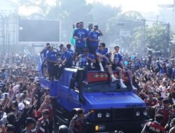 Lautan Biru di Bandung, Pawai Juara Panca Takhta PERSIB Pecahkan Antusiasme Bobotoh