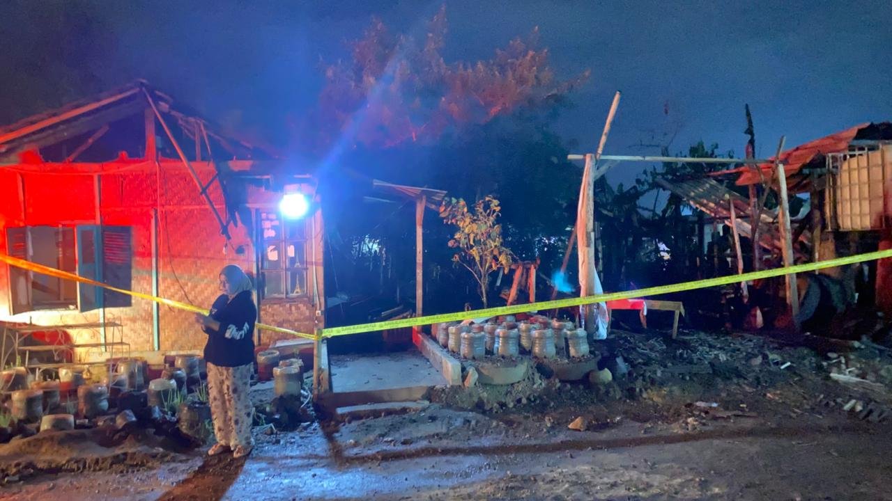 Tiga bangunan di kawasan samping Terminal Pasirhayam, Kampung Pasirhampa, Desa Sirnagalih, Kecamatan Cilaku, Kabupaten Cianjur, terbakar pada Senin 25 Mei 2026.