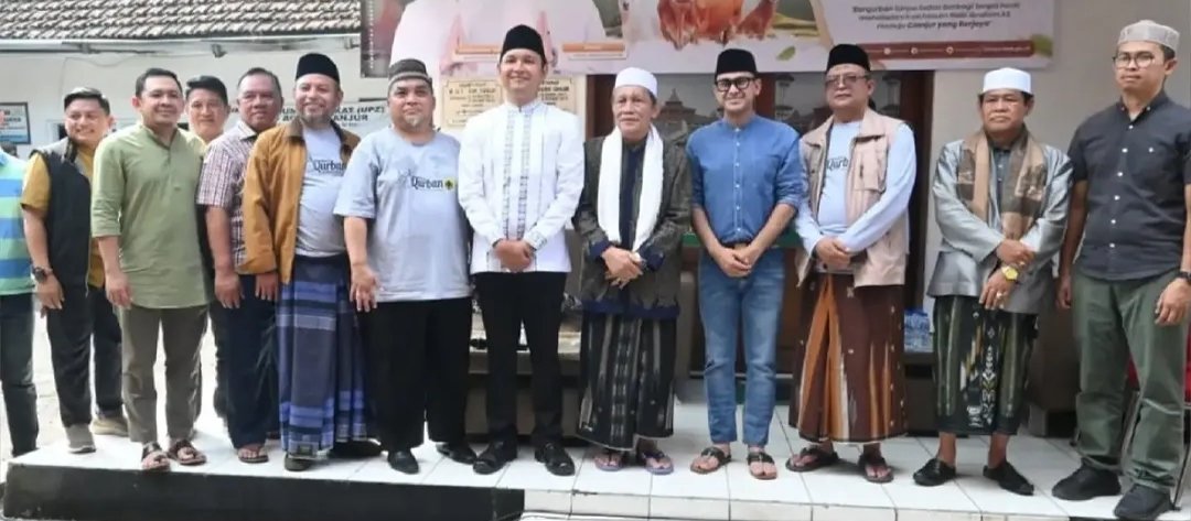 Bupati Cianjur, Mohammad Wahyu Ferdian bersama Wakil Bupati Cianjur, Ramzi melaksanakan pemotongan hewan kurban dan pembagian daging kurban kepada masyarakat di Halaman DKM Masjid Agung Cianjur, Kamis 28 Mei 2026.