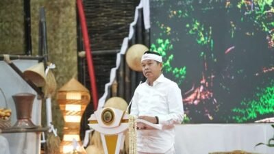 Gubernur Jawa Barat Dedi Mulyadi usai menghadiri kegiatan Apresiasi Penerima Manfaat BPJS Ketenagakerjaan di Bale Gede Pakuan, Gedung Pakuan, Kota Bandung, Kamis 18 Juni 2026.