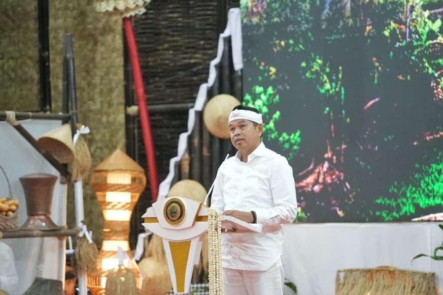 Gubernur Jawa Barat Dedi Mulyadi usai menghadiri kegiatan Apresiasi Penerima Manfaat BPJS Ketenagakerjaan di Bale Gede Pakuan, Gedung Pakuan, Kota Bandung, Kamis 18 Juni 2026.