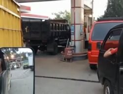Antre Berjam-jam hingga Menginap di SPBU, Sopir Elf Cianjur Kesulitan Solar Subsidi
