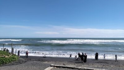 Pantai Apra Tetap Ramai Meski Sempat Diterjang Banjir dan Sampah