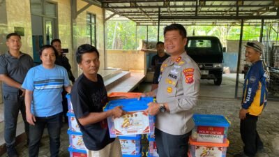 Polres Cianjur Salurkan Sembako untuk Pekerja Pabrik Tahu yang Terdampak Kenaikan Harga Kedelai