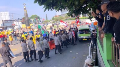 Puluhan mahasiswa dari sejumlah perguruan tinggi di Kabupaten Cianjur menggelar aksi unjuk rasa di Tugu Lampu Gentur, Rabu 17 Juni 2026.