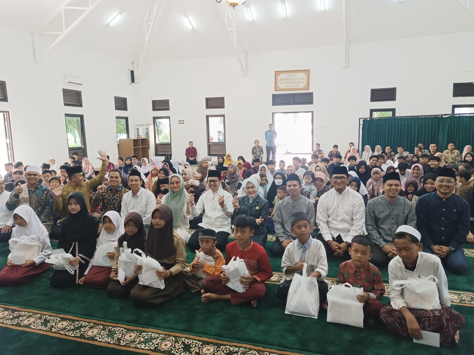Dewan Kemakmuran Masjid Al-Amanah DPRD Kabupaten Cianjur, menyantuni ratusan anak yatim bertepatan dengan 10 Muharram 1448 Hijriah, Kamis 25 Juni 2026.