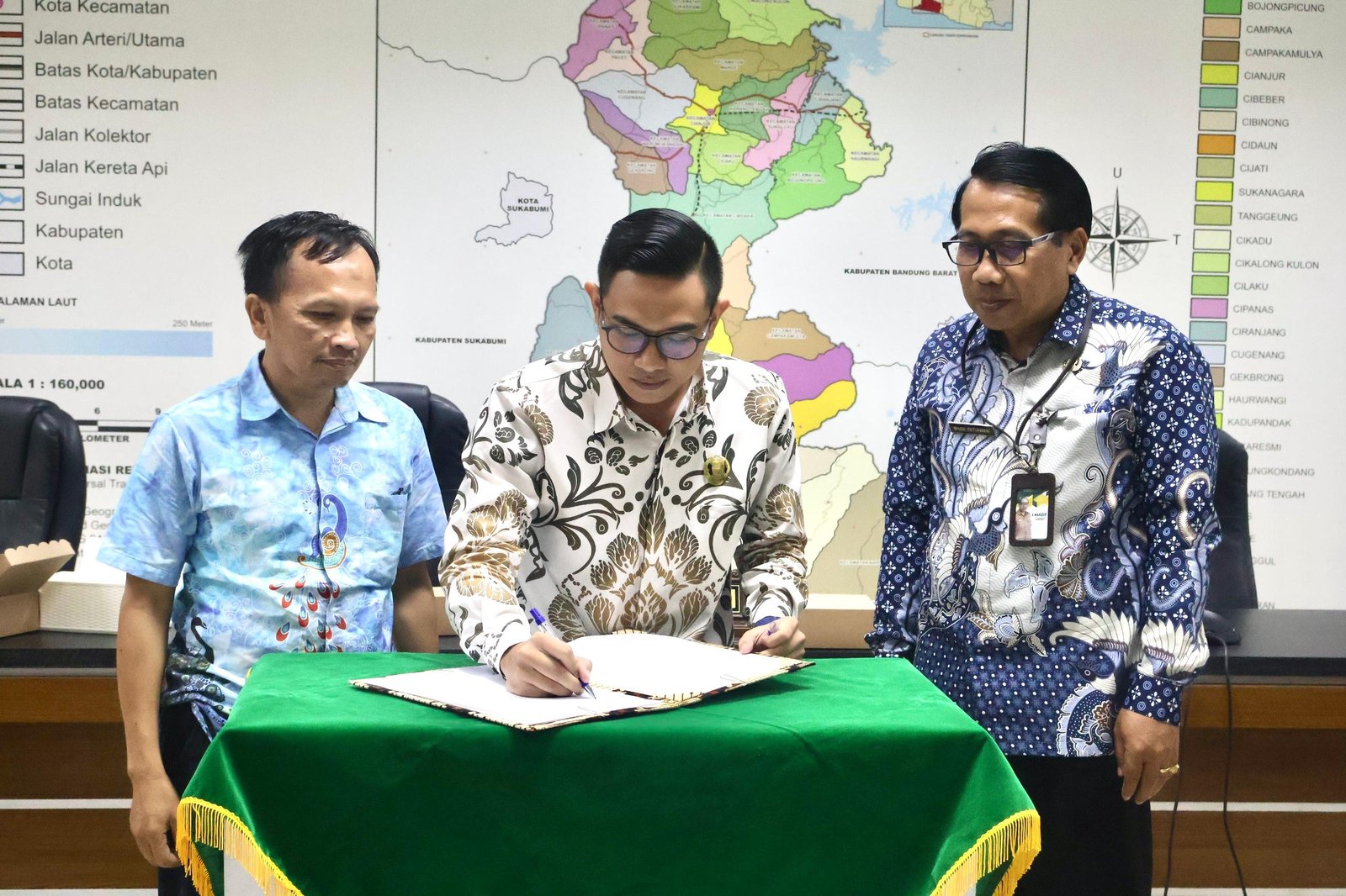 PENYELARASAN RAPERDA: Ketua Pansus II DPRD Kabupaten Cianjur, Muhammad Zulfahmi saat menandatangi dokumen hasil penyelarasan Raperda tentang Penyelenggaraan Kesehatan didampingi Kadinkes Kabupaten Cianjur, I Made Setiawan dan perwakilan Bagian Hukum Setdakab Cianjur.