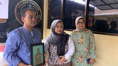 DUGAAN MALAPRAKTIK: Orangtua korban bersama kuasa hukum saat mendatangi Mapolres Cianjur, mereka meminta agar pihak kepolisian membuka kembali penyelidikan kasus dugaan malapraktik di Puskesmas Sindangbarang.