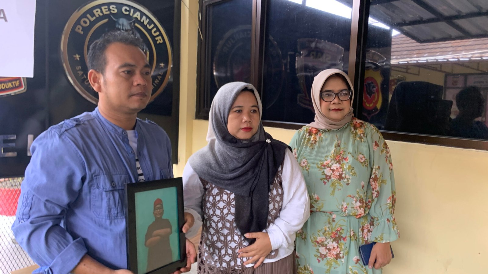 DUGAAN MALAPRAKTIK: Orangtua korban bersama kuasa hukum saat mendatangi Mapolres Cianjur, mereka meminta agar pihak kepolisian membuka kembali penyelidikan kasus dugaan malapraktik di Puskesmas Sindangbarang.