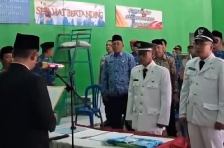Camat Pasirkuda, Kabupaten Cianjur, Mokhamad Irfan Sofyan melantik Penjabat Sementara (Pjs) Kepala Desa Padamulya dan Kepala Desa Mekarmulya di Aula Desa Karangjaya, pada Selasa 2 Juni 2026 .