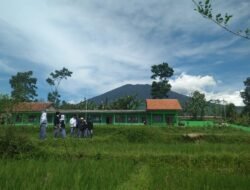 Di Kaki Gunung Gede, “Kami Menanam Manusia”