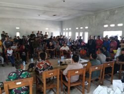 Kantor Desa Sukapura Kecamatan Cidaun Cianjur Diontrog Warga Terkait Dugaan Penyimpangan Bantuan Pangan