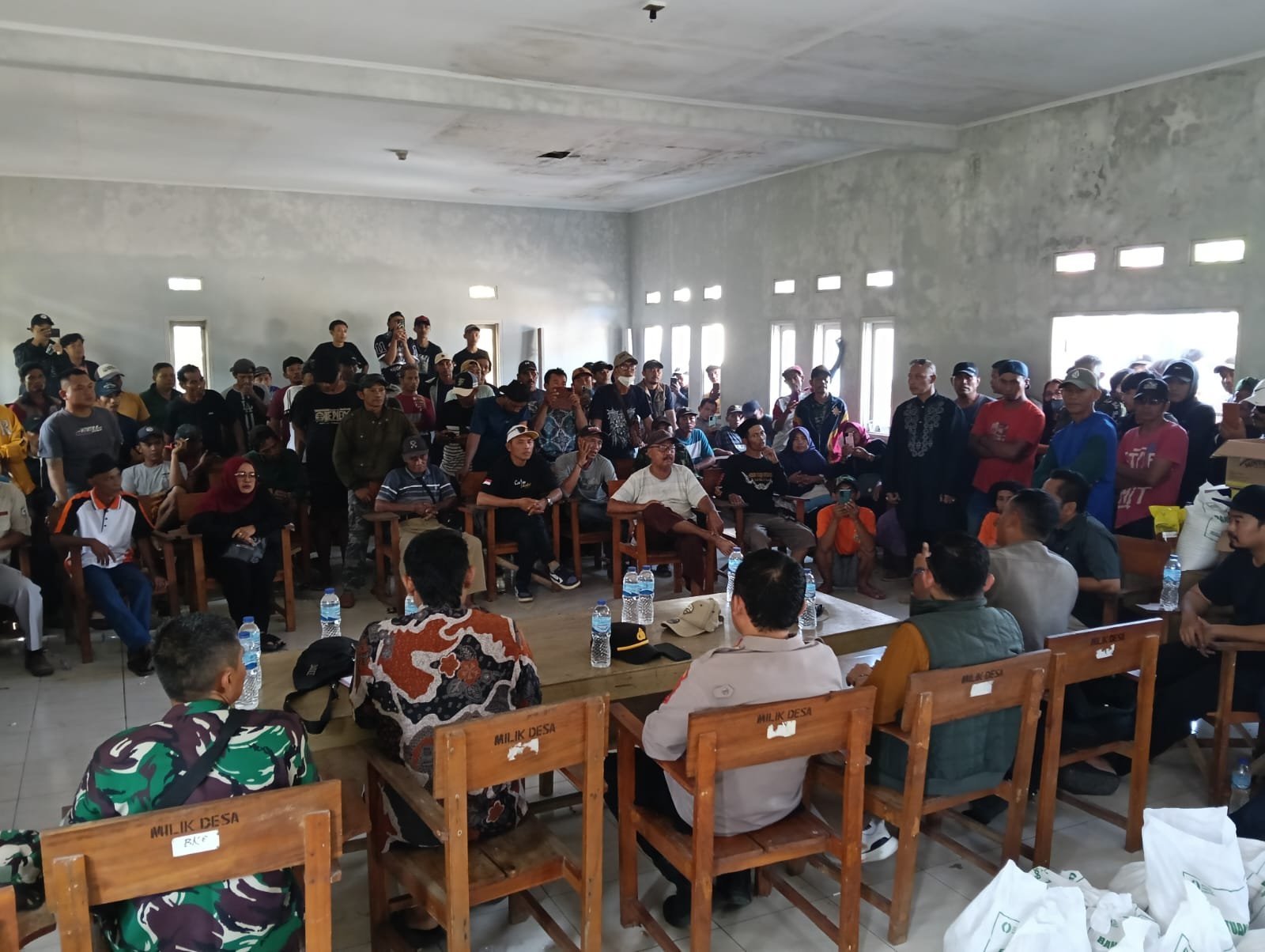 Pertemuan berlangsung dari pukul 10.00 WIB hingga 12.00 WIB yang dihadiri unsur Forkopimcam, Pemerintah Desa Sukapura, Badan Permusyawaratan Desa (BPD), serta perwakilan masyarakat.
