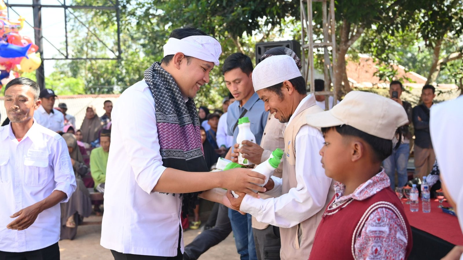 Hadir langsung di tengah masyarakat Desa Waringinsari, Kecamatan Takokak, Bupati Cianjur, Mohammad Wahyu Ferdian bersama Ketua TP PKK Kabupaten Cianjur, Najmah Nur Islami, menghadirkan berbagai layanan yang dapat dimanfaatkan warga, Rabu 10 Juni 2026.