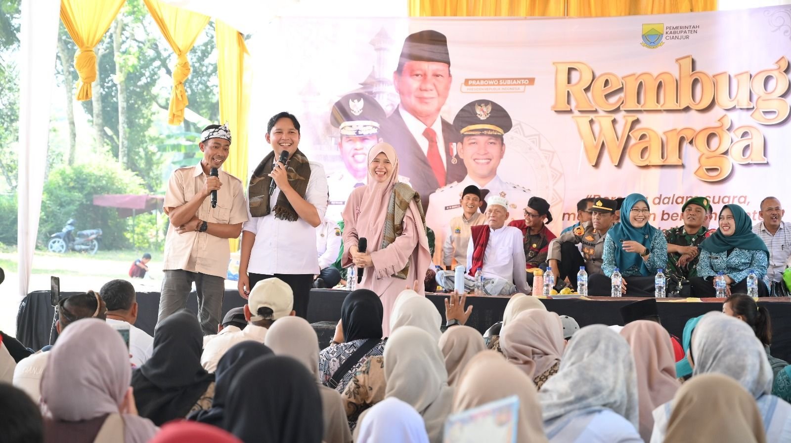 Bupati Cianjur Mohammad Wahyu Ferdian bersama Ketua TP PKK Kabupaten Cianjur turun langsung membawa beragam layanan yang bisa dimanfaatkan warga.