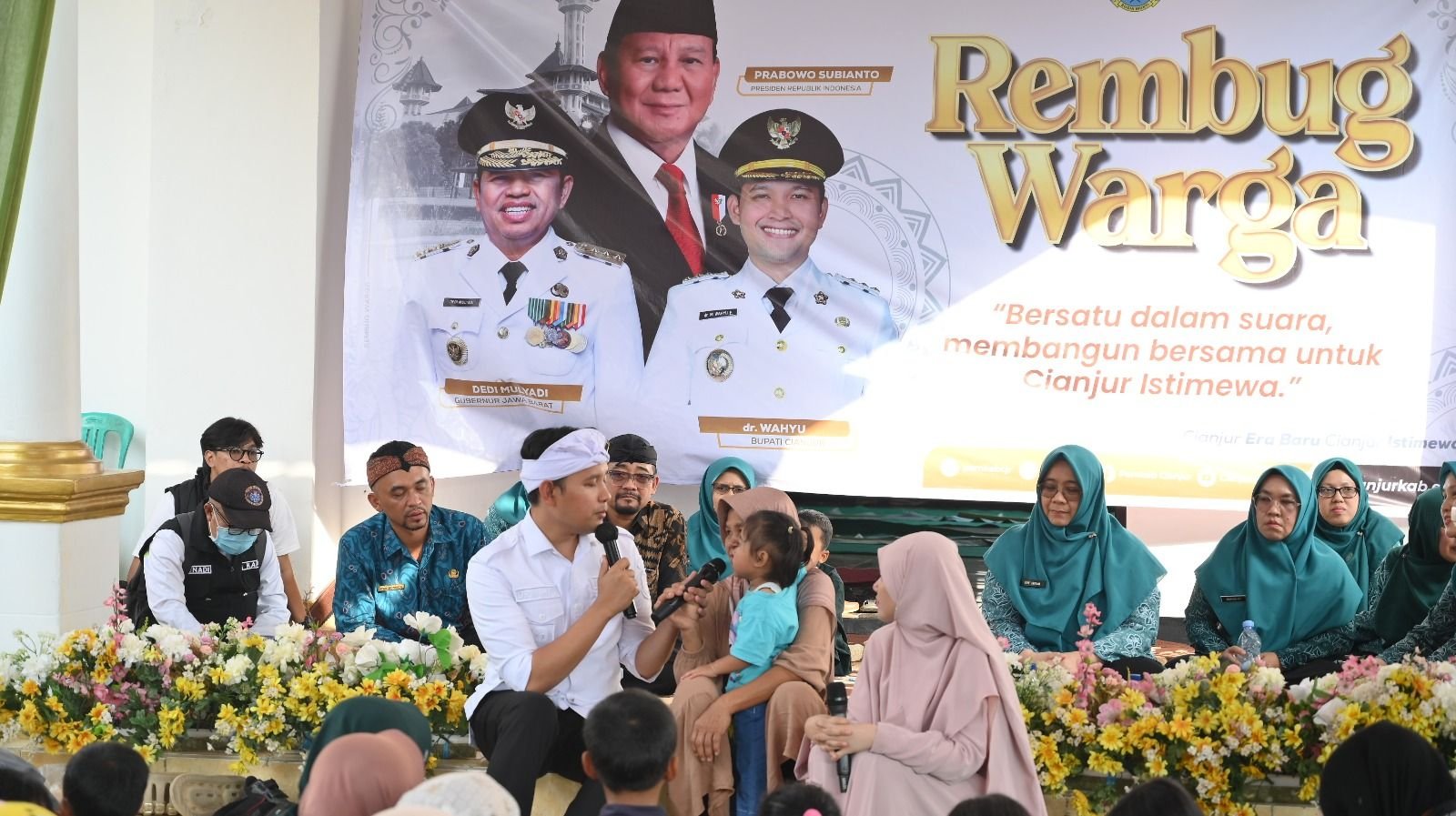 Bupati Cianjur, Mohammad Wahyu Ferdian bersama Ketua TP PKK Kabupaten Cianjur Najmah Nur Islami, turun langsung membawa beragam layanan untuk masyarakat.